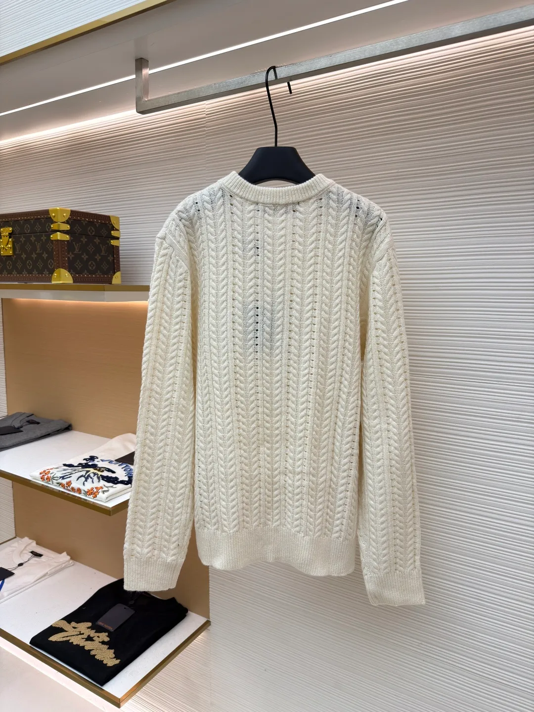 LOUIS VUITTON Cable knitted logo sweater ●Original version: Purchased and developed for 14100 ●Item number: 1681613-B20 ●Fabric: wool blended fabric ●Technology: Cable knitting ●Color: off-white ●Version: fitted version ●Weight: about 535 grams ●Size: S-M-L-XL ●Description: Made of cotton and wool blended fabric, the fabric composition is %25 lambswool, 75% cotton. The imported woolen fabric is woven into a cable pattern with a 7-needle machine, and the embroidered logo on the chest is embroidered by an imported Tajima embroidery machine. It took 12 times to make the embroidery consistent with the original version, and the cost of pattern making is as high as 8,000+. Garment wash fixes the shape of the garment while removing wool impurities and odors. Increases softness and softness. This long-sleeved crew neck shirt is made of loose cotton-wool blend cable knit, with a light and breathable silhouette, interpreting the cruising theme of the series. The LV Compass embroidered patch on the front incorporates LV letters and Monogram flowers, adding a sophisticated touch to the casual look. The overall wiring is straight and delicate, the fabric is comfortable and soft, and the color is consistent without color difference. It can be matched with the same style to create a fashionable look and control various occasions. Customized accessories, complete with three standards, same style for men and women!